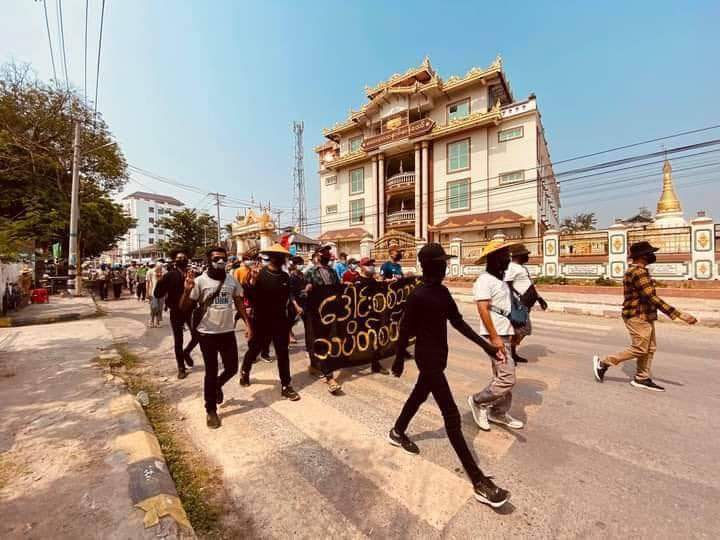 Peacock strike in Hsipaw, civilians march through the streets to protest  against military dictatorship peacefully.
#Apr25Coup 
#WhatsHappeningInMyanmar 
#ASEANSupportNUG https://t.co/eRXxILTn9y