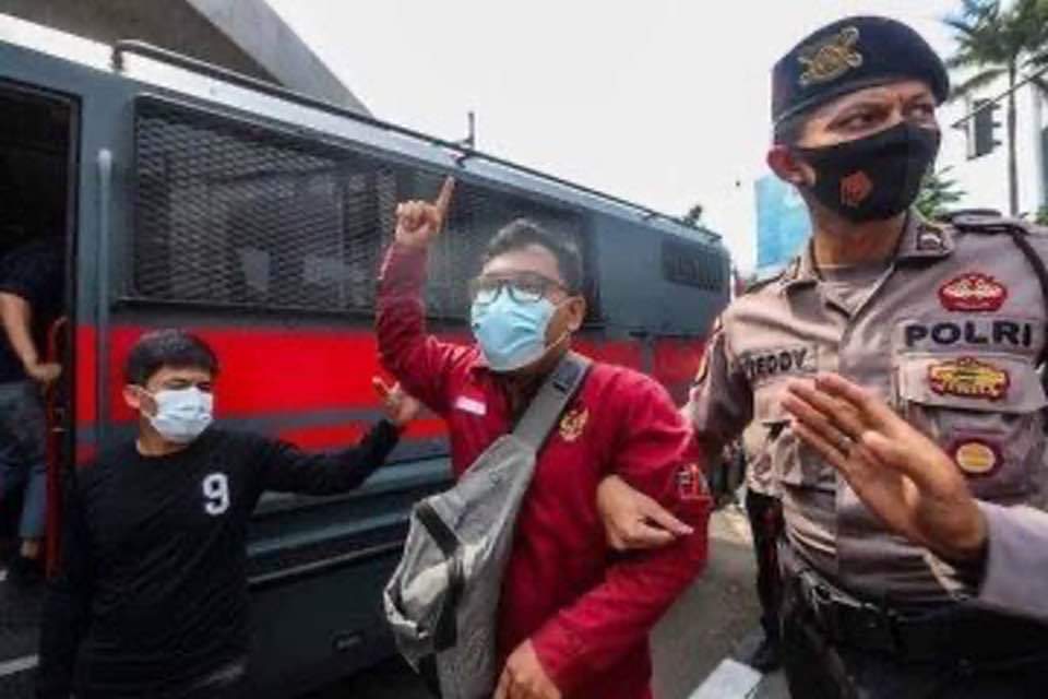 DDebdo's tweet photo. 24/04/21
Jakarta, Indonesia 
I feel sorry for the Indonesians who were abducted while protesting for  Myanmar. We pray for their immediate release. Thank you Indonesians🇮🇩
#WhatsHappeningInIndonesia  
#MilkTeaAlliance  
#HearTheVoiceOfMyanmar 
#ReleaseTheDetainess https://t.co/gAMrMasZfy