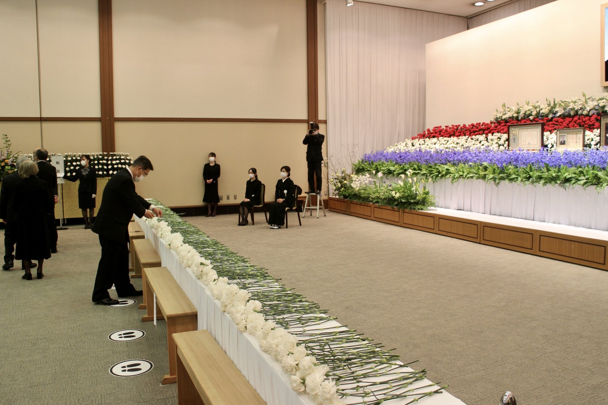 大村秀章 午後1時25分から いちやなぎ中央斎場での 学校法人梅村学園 梅村清弘様の 学園葬 で献花をして参りました 生前は 文化省 現在の文部科学省 保健体育審議会委員を約18年務められるなど 社会教育 学校体育の発展にご尽力いただきました