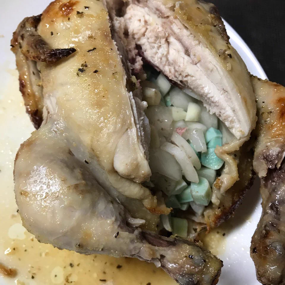 @furykaicho アッシも鶏にニンニク乱切りして詰め、焼いたら一部みどり色になって驚きました！ 