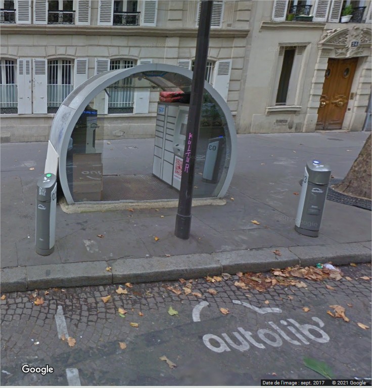 6Où sont passées les autres stations démantelées ?En particulier celles de Paris : environ 500 stations supprimées, soit 3000 bornes de recharge...(Photos : disparition d'un abri "Espace Autolib" à Paris.)