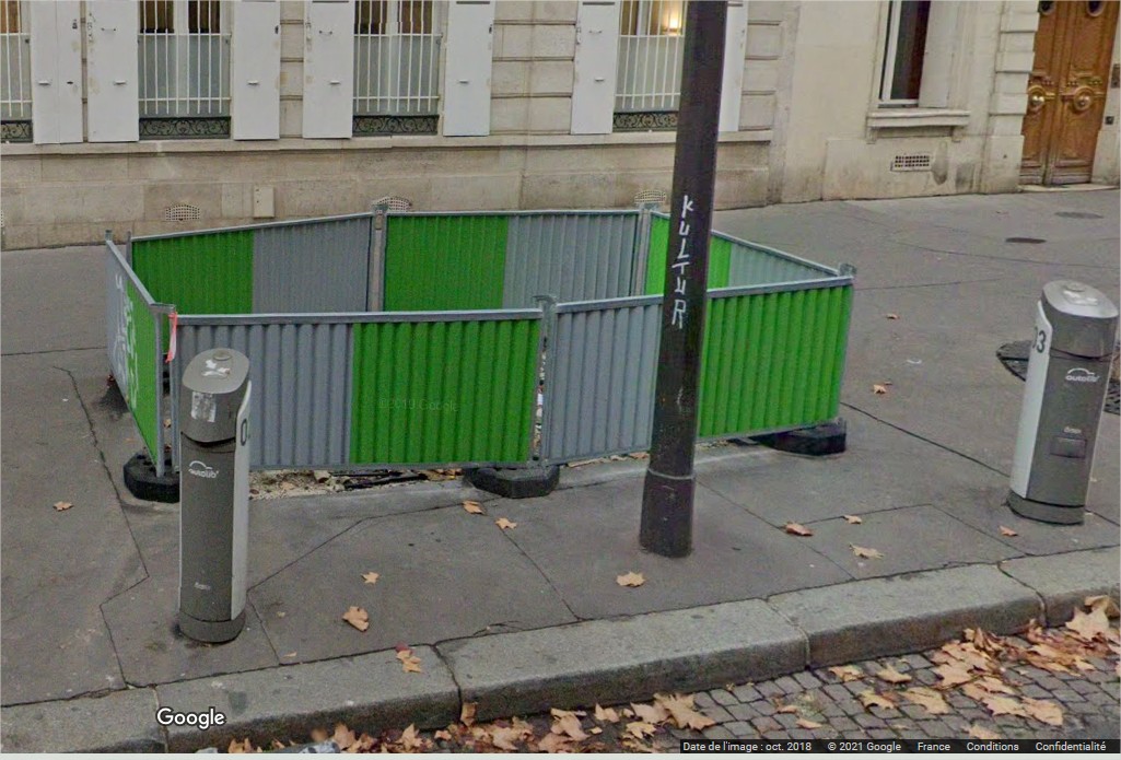 6Où sont passées les autres stations démantelées ?En particulier celles de Paris : environ 500 stations supprimées, soit 3000 bornes de recharge...(Photos : disparition d'un abri "Espace Autolib" à Paris.)