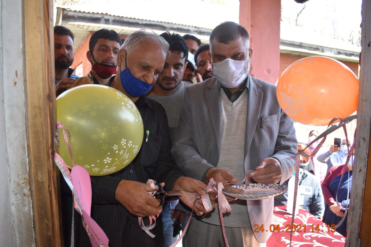 ceobudgam's tweet photo. Inaugurating a Computer Lab at 
Govt. Middle School Mamat, Budgam under #BackToVillage Program. DDC Member Budgam, Sarpanch &amp; other public representatives were present in the inaugural function. People are elated after the fulfilment of their demand.
@dicbudgam 
@DC_Budgam https://t.co/G9OntyE0l9
