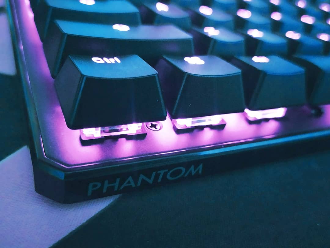 porcelaindoll_d's tweet photo. My new and first tkl keyboard: Tecware Phantom 87 RGB Outemu Brown Switch.
.
#gamingkeyboard #mechanicalkeyboard #rgbkeyboard #tecwarephantom #tecware #outemu #outemubrown #tenkeyless #phantom #ghostsetup #grm #professionalcreepster #gamergirl #creepster https://t.co/PwFZv2NuRJ
