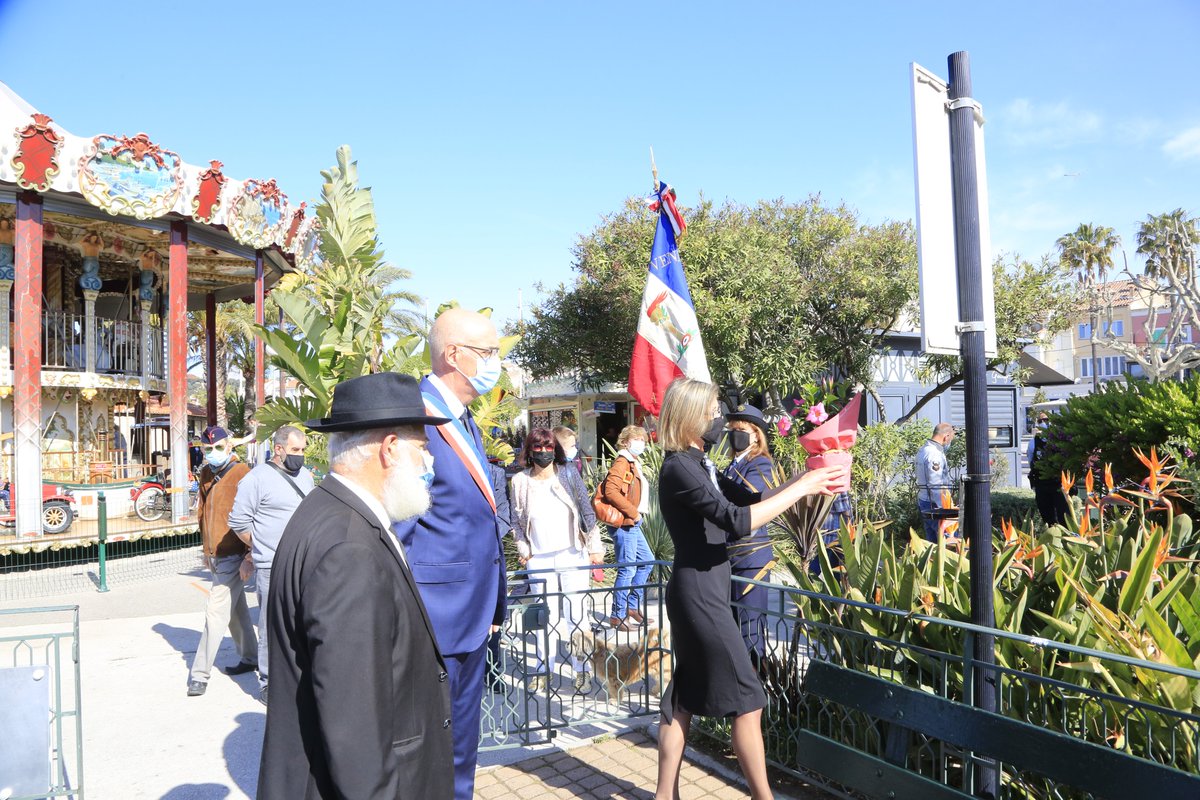 sanaryofficiel's tweet photo. [RETOUR EN IMAGES : Cérémonie en hommage aux Déportés, aux Résistants et aux Justes] 
Deux bouquets ont été déposés, ce matin, sous la plaque commémorative du Jardin des Enfants d'Izieu et au Monument aux Morts en hommage aux Déportés, aux Résistants et aux Justes. https://t.co/gKCJfySEHE