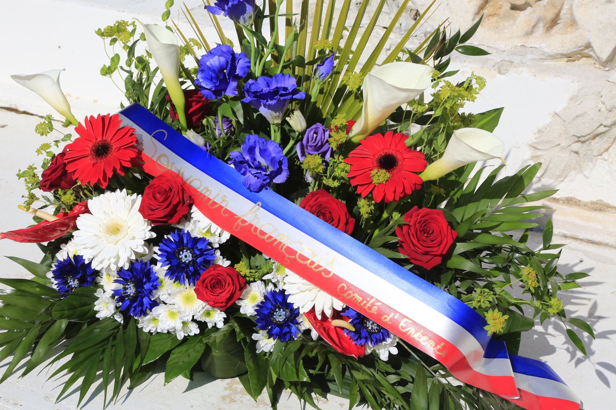 sanaryofficiel's tweet photo. [RETOUR EN IMAGES : Cérémonie en hommage aux Déportés, aux Résistants et aux Justes] 
Deux bouquets ont été déposés, ce matin, sous la plaque commémorative du Jardin des Enfants d'Izieu et au Monument aux Morts en hommage aux Déportés, aux Résistants et aux Justes. https://t.co/gKCJfySEHE