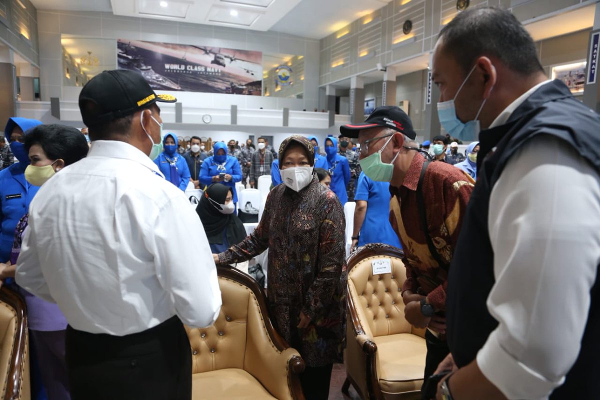 KemensosRI's tweet photo. Hari ini Menko @kemenkopmk @muhadjir_ef bersama #MensosRisma menemui keluarga ABK KRI Nanggala 402, untuk memberikan penguatan dan dukungan kepada keluarga, di Surabaya, Minggu (25/04) https://t.co/p8PcQChkWK