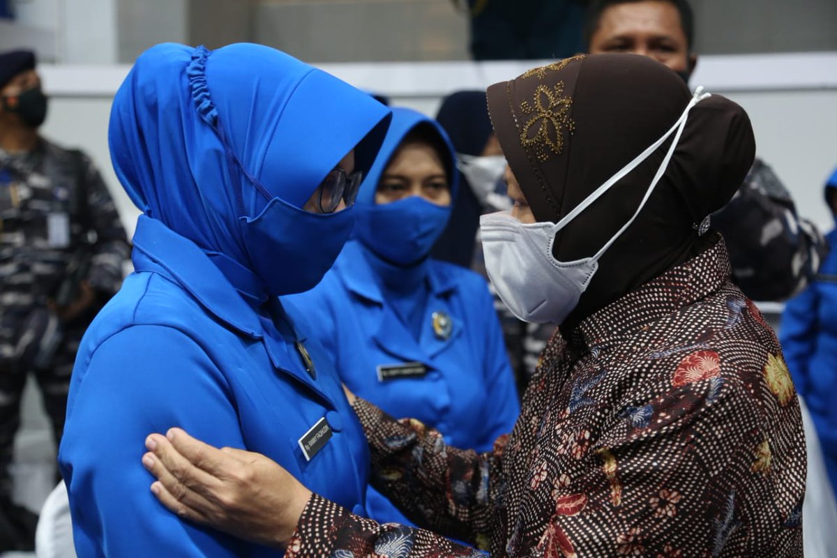 KemensosRI's tweet photo. Hari ini Menko @kemenkopmk @muhadjir_ef bersama #MensosRisma menemui keluarga ABK KRI Nanggala 402, untuk memberikan penguatan dan dukungan kepada keluarga, di Surabaya, Minggu (25/04) https://t.co/p8PcQChkWK