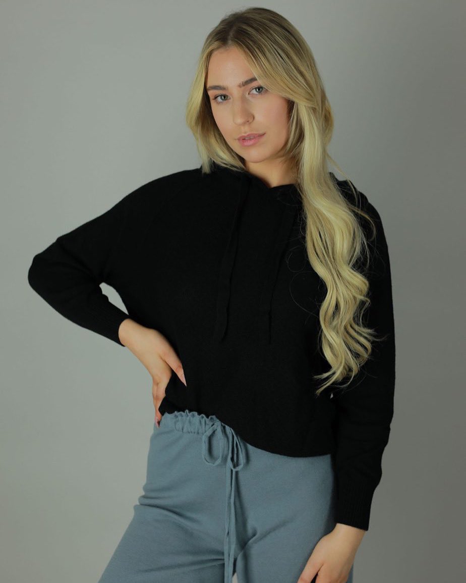 Cashmere Sunday. 

#fashion #sustainablefashion #cashmerecoat #luxurystyle #hartleycourte 

hartleycourte.com/product/100-ca…