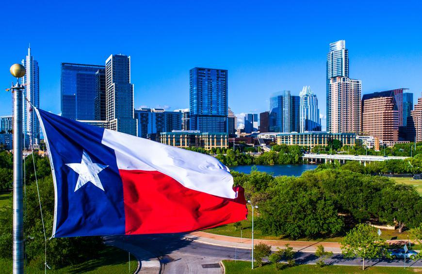 Le Texas, c'est beaucoup de Cow-boy: 30 millions d'habitants sur une surface grande comme la Pologne et l'Allemagne assemblées.On y trouve tout de même de grandes villes comme Houston (6.3m hab), Austin (2.1m), San Antonio (2.1m) et surtout l'ensemble Dallas-Forth Worth (7.2m).
