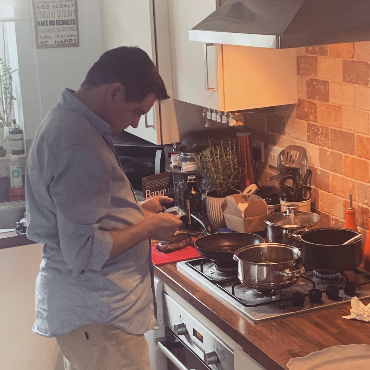 Ants in the kitchen tonight... rustling up Theo Randall’s creation for Banquist!! The wines breathing.....! #smellssogood #smellsdelicious #theorandall #banquist #steaktagliata #cannotwait #imhungry #NiceWineAwaits instagram.com/p/CODyZstF-ig/…