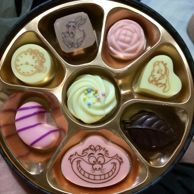 4年前の写真が出てきた😇💙 だいたいブレてるか、画質悪い。 4年前だから？カメラの性能のせいよな？笑 ただダンボ可愛い〜💕💕 そしてこのチョコレートめっちゃ美味しかったの覚えてる🤍✨ 久々に写真でほっこりしちゃったのでした😊<a href="/tag/%E9%88%B4%E6%9C%A8%E3%81%82%E3%82%8A%E3%81%99"class="tags"><span>#鈴木ありす</span></a><a href="/tag/panpan%E7%B7%A8%E9%9B%86%E9%83%A8"class="tags"><span>#panpan編集部</span></a><a href="/tag/%E3%83%9C%E3%82%B9%E3%83%88%E3%83%B3%E7%9C%BC%E9%8F%A1"class="tags"><span>#ボストン眼鏡</span></a>