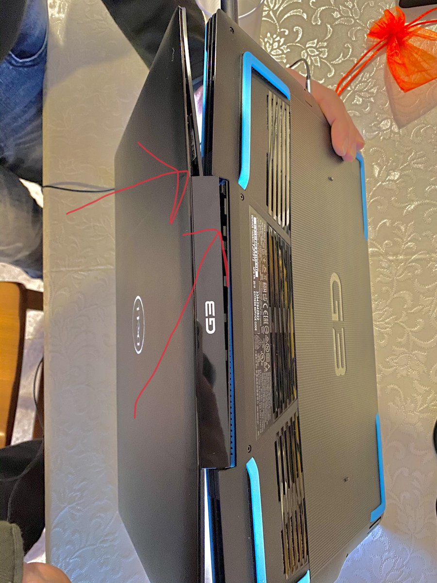 MatteoFiore92's tweet photo. @DellAiuta #Dellg3 dopo poco più di anno, aprendo il pc, sento uno strano rumore e noto quest’alone sullo schermo.Sul retro trovo queste aperture in corrispondenza delle cerniere. Un tecnico ha detto che è colpa della cerniera interna che si è bloccata. Si può avere assistenza? https://t.co/6kYpCsByjH