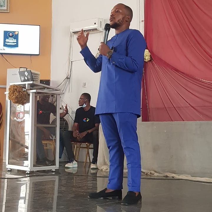RepoTecc's tweet photo. 🔥 🔥
@KayodeElvis speaking at
#FindYourWayInTech https://t.co/vHxPToP5KS