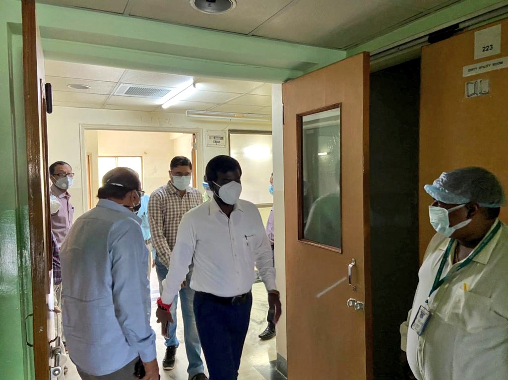 मां ललिता हॉस्पिटल का निरीक्षण कर कोविड संक्रमित मरीजों की सुविधा हेतु की गई विभिन्न तैयारियों व व्यस्थाओं का निरीक्षण कर 50 ऑक्सीजन सपोर्टेड बेड के साथ आई.सी.यू की सुविधा, आइसोलेशन वार्ड, आइसीयू मॉनिटर, वेंटिलेटर की सुविधा का जायजा लिया।  #StayHomeStaySafe @mbhajantri  @DeogharPrd
