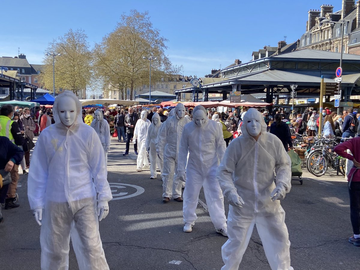 Un monsieur qui distribue des tracts m’explique qu’il y a des remèdes à la Covid, mais que l’idée, je ne sais pas trop pourquoi, c’est de nous le cacher pour nous vacciner. Là, maintenant, tout de suite, j’avoue, ça m’a moyen convaincu. Mais je n’écoute pas « les bons médias ».