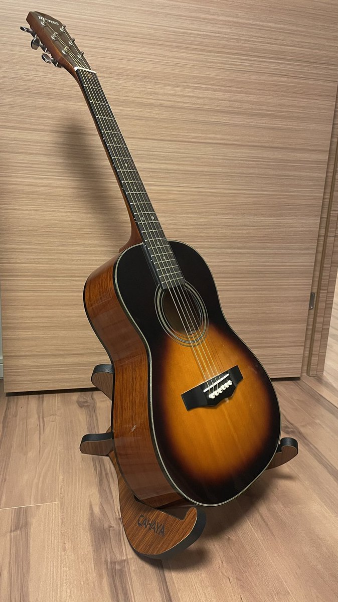 まっくす オシャレになったよね って言う話 アコギを引っ張り出したのはいいけれど ギタースタンド がないから買おう と思って検索したら かなりオシャレなスタンドを見つけましたよ 昔は黒のパイプのスタンドしかなかったので ビックリして買っ
