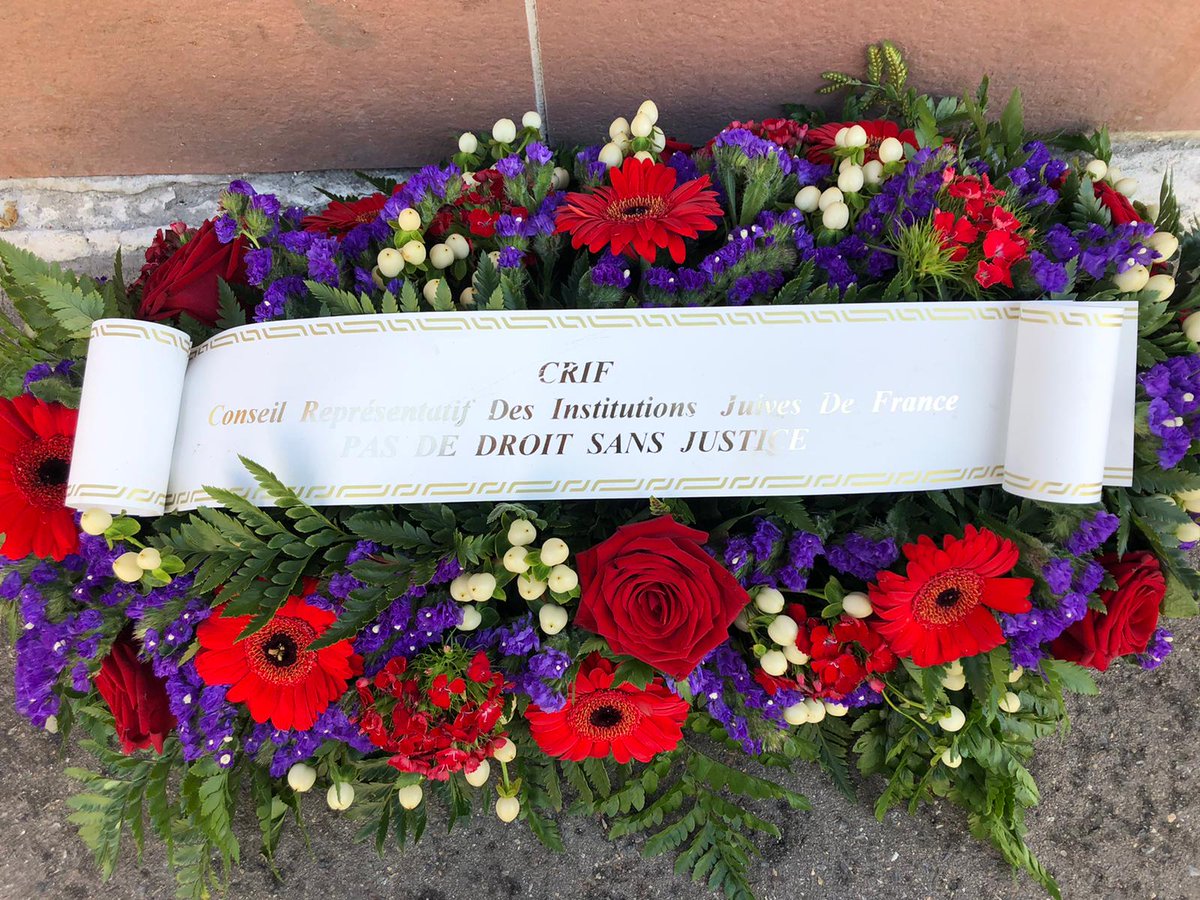 Ce matin, les Presidents du Crif, <a href="/FrancisKalifat/">Francis Kalifat</a>, du FSJU, Ariel Goldmann, du Consistoire, Joël Mergui, et le Grand Rabbin de France, Haïm Korsia, ont déposé des fleurs devant le domicile de #SarahHalimi, dans le 20ème arrondissement de Paris.