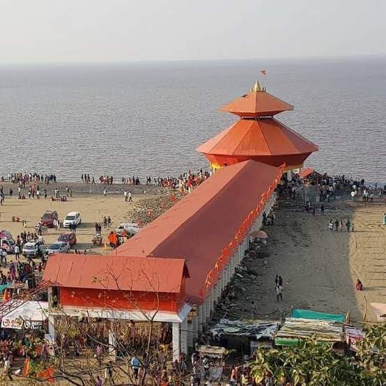 As advised, he installed the Shiva Linga in this place and prayed to Bhagwan Shiva to forgive his sin.The temple is located in Kavi Kamboi between the shores of Bay of Cambay and the Arabian Sea. This Temple is very simple temple in terms of architecture. 4/n