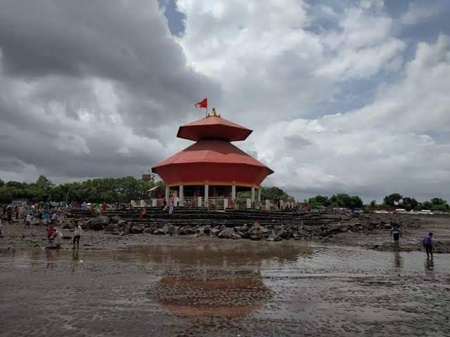 As advised, he installed the Shiva Linga in this place and prayed to Bhagwan Shiva to forgive his sin.The temple is located in Kavi Kamboi between the shores of Bay of Cambay and the Arabian Sea. This Temple is very simple temple in terms of architecture. 4/n