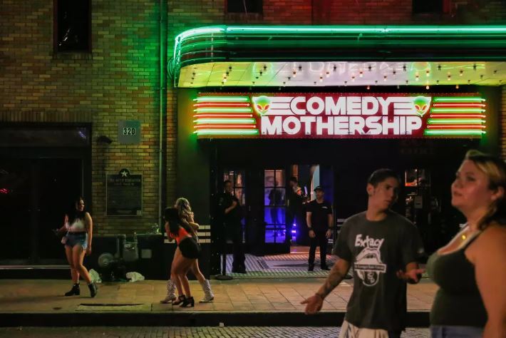 3walleraustin's tweet photo. Need a laugh? 3Waller has multiple comedy clubs within walking distance!

#atxapartments #austinapartments #dowtownliving #austinrealestate #3waller #3rdstreet #downtownaustin #brandnewcommunity #weloveourresidents #petfriendly #austinlocators #atx #austin #austintx... https://t.co/LnX3gSnSf7