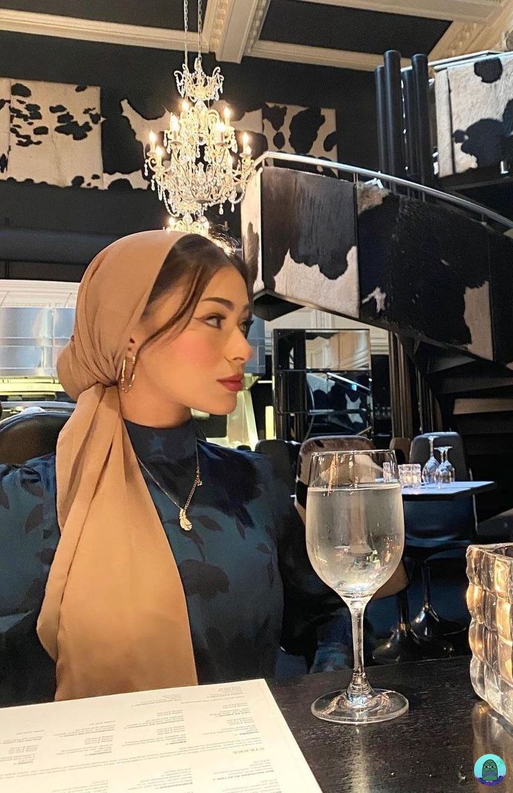 💚 pure nanya, ini tuh bukan hijab kan ya? temenku awal2 pake hijab masih kayak orang bener terus tiba2 ganti begini modelnya, literally rambutnya dikeluarin gt. terus dia bilang 'emang lagi model' 😐 pict:pinterst