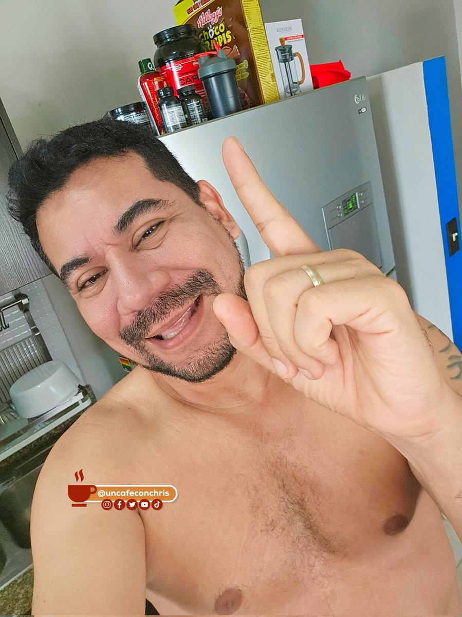 uncafeconchris's tweet photo. Poco de vitaminas para intentar mantenerme en forma... 😅🤣😂
#uncafeconchris #cuarentón #cuarenton #cuarentonesymas #cuarentonesconestilo #cuarentonesyfelices #cuarentones #cuarentoneschallenge #cuarentonviajero #malechest #malenipples #pectorales #hairychest #menintheir40s https://t.co/1VMO2aHAAI