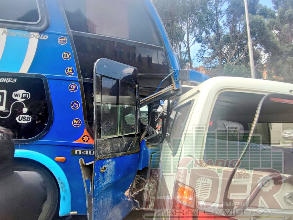 RadioLider97's tweet photo. Se suscitó un accidente en la autopista La Paz - El Alto en el carril de bajada. Tres minibuses y un bus colisionaron cuando intentaban esquivar una protesta de vecinos, existen al menos tres heridos https://t.co/fNJTCU3P3P