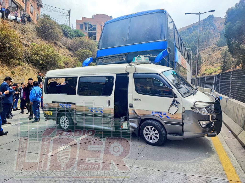 RadioLider97's tweet photo. Se suscitó un accidente en la autopista La Paz - El Alto en el carril de bajada. Tres minibuses y un bus colisionaron cuando intentaban esquivar una protesta de vecinos, existen al menos tres heridos https://t.co/fNJTCU3P3P