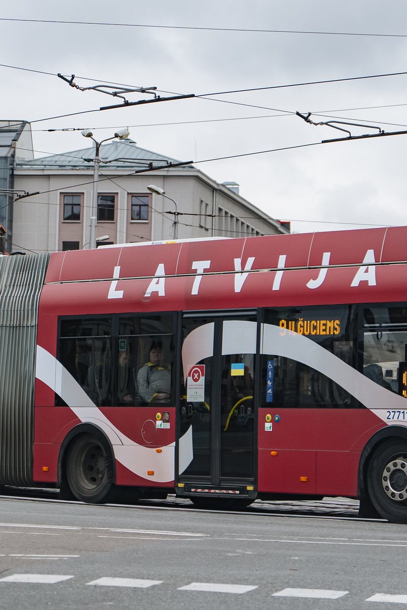 RigasDome's tweet photo. Cauri Rīgai svētku transportā! Par godu Latvijas 105. dzimšanas dienai @Rigassatiksme_  radījusi īpašus sabiedriskā transporta dizainus Latvijas karoga krāsās. Jaunā izskata transports kursēs dažādos maršrutos un būs sastopams Rīgas ielās vismaz gadu. 
https://t.co/FTPRpGwcNI https://t.co/WgYyQO4Ndw