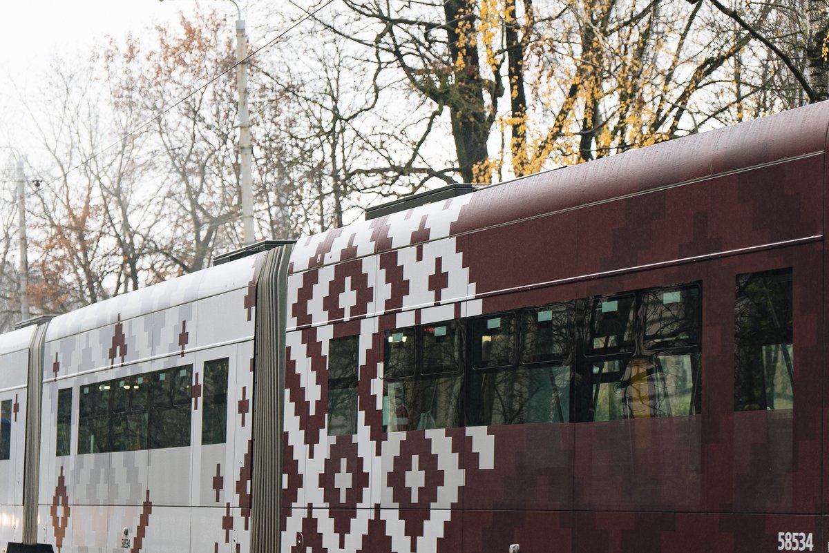 RigasDome's tweet photo. Cauri Rīgai svētku transportā! Par godu Latvijas 105. dzimšanas dienai @Rigassatiksme_  radījusi īpašus sabiedriskā transporta dizainus Latvijas karoga krāsās. Jaunā izskata transports kursēs dažādos maršrutos un būs sastopams Rīgas ielās vismaz gadu. 
https://t.co/FTPRpGwcNI https://t.co/WgYyQO4Ndw
