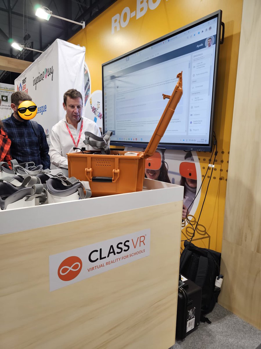 CDE_Burgos's tweet photo. @ClassVR nos muestra como podemos hacer una inmersión de nuestros alumnos a diferentes escenarios (vasos sanguíneos, una célula...).
#SIMOEDU23
#CompDigEdu_BU
#CompDigEduCyL https://t.co/qtcoscYIg6