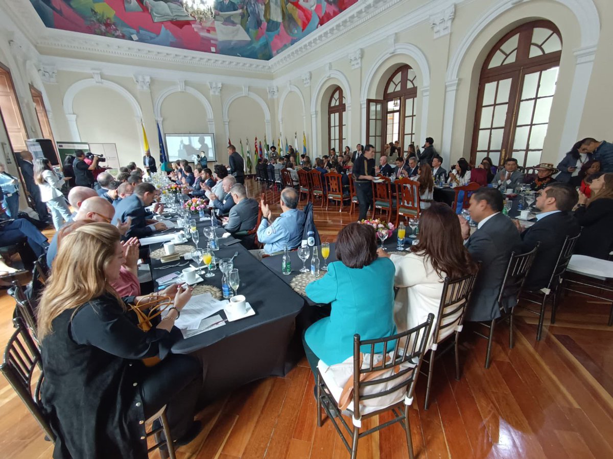 carlos_guevara's tweet photo. Hoy participamos en compañía de Caucus Conservacionista de Colombia, Embajador Gilies Bertrand, Paolo Garzotti, UE, AICS, FAO y Fundación ICCF, en donde manifestamos nuestro compromiso vital para apoyar a campesinos, prevenir deforestación y promover productos sostenibles. https://t.co/uk4nTVDnAG