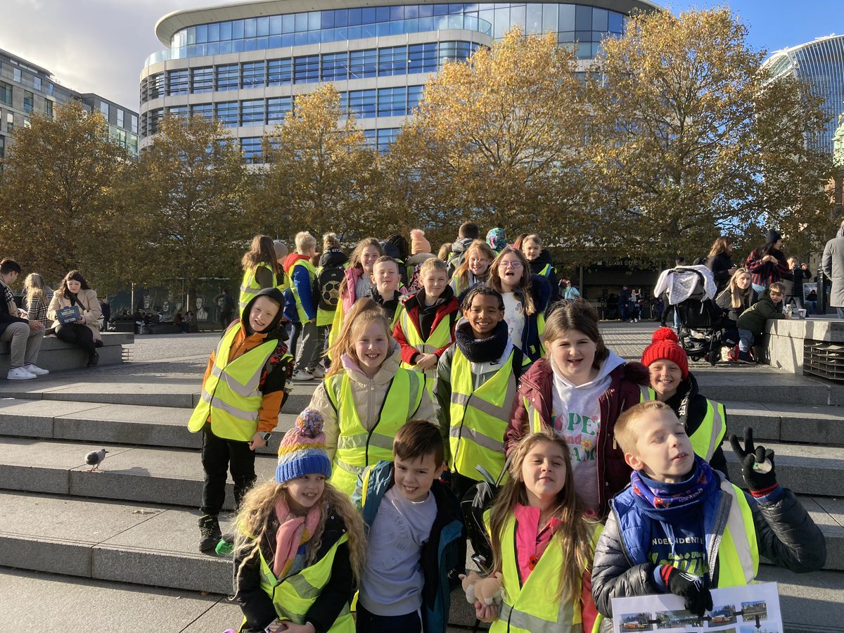 CarrfieldPA's tweet photo. Y4  showing #curiosity @TowerOfLondon learning lots and activating prior learning! What a great example to the school they are #astreapd #ProudtobeCarrfield https://t.co/0PlvV94XGz