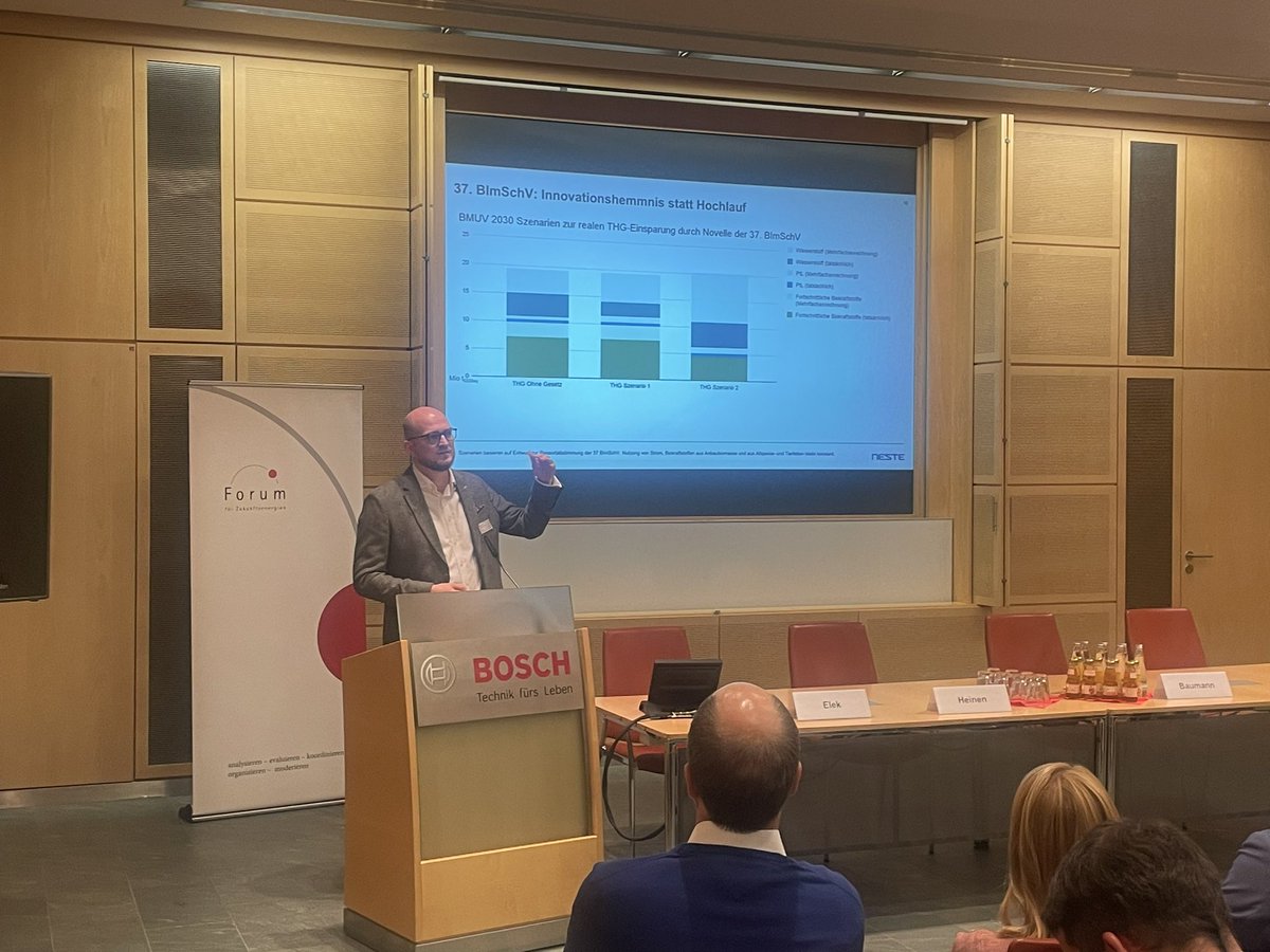 FfZeV's tweet photo. @BMUV @Landwaerme Marco Lietz, von @NesteGlobal, zeigt das #CO2-Einsparpotenzial erneuerbarer Kraftstoffe.
Um dieses zu erfüllen, brauche es eine ambitioniertere THG-Quote und eine Reduzierung der Mehrfachanrechnung von fortschrittlichem #Biokraftsatoff und #Strom in der BImSchV.
#AKEV 🚗⚡️ https://t.co/0PuV0EzveZ