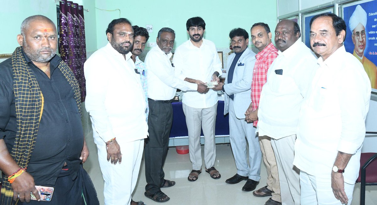 KCBachina's tweet photo. అద్దంకి పట్టణం, 1వ వార్డ్, కట్టా రామ కోటేశ్వరరావు ప్రభుత్వ డిగ్రీ కళాశాల నందు జరుగుతున్నటువంటి అభివృద్ధి పనులను సందర్శించి NAAC అవసరాల నిమ్మితం కళాశాలకు 1,00,000/- విరాళంగా ఇవ్వడం జరిగింది.
#bachinakrishnachaitanya #CMYSJagan #YSRCongressParty #BKC #TeamBKC #addanki https://t.co/oamI6S8Fk7