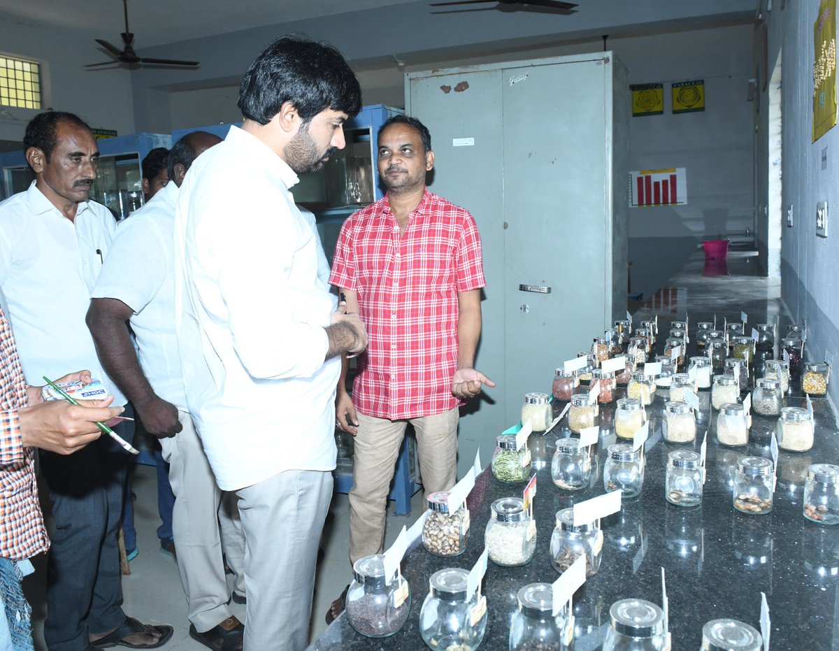 KCBachina's tweet photo. అద్దంకి పట్టణం, 1వ వార్డ్, కట్టా రామ కోటేశ్వరరావు ప్రభుత్వ డిగ్రీ కళాశాల నందు జరుగుతున్నటువంటి అభివృద్ధి పనులను సందర్శించి NAAC అవసరాల నిమ్మితం కళాశాలకు 1,00,000/- విరాళంగా ఇవ్వడం జరిగింది.
#bachinakrishnachaitanya #CMYSJagan #YSRCongressParty #BKC #TeamBKC #addanki https://t.co/oamI6S8Fk7