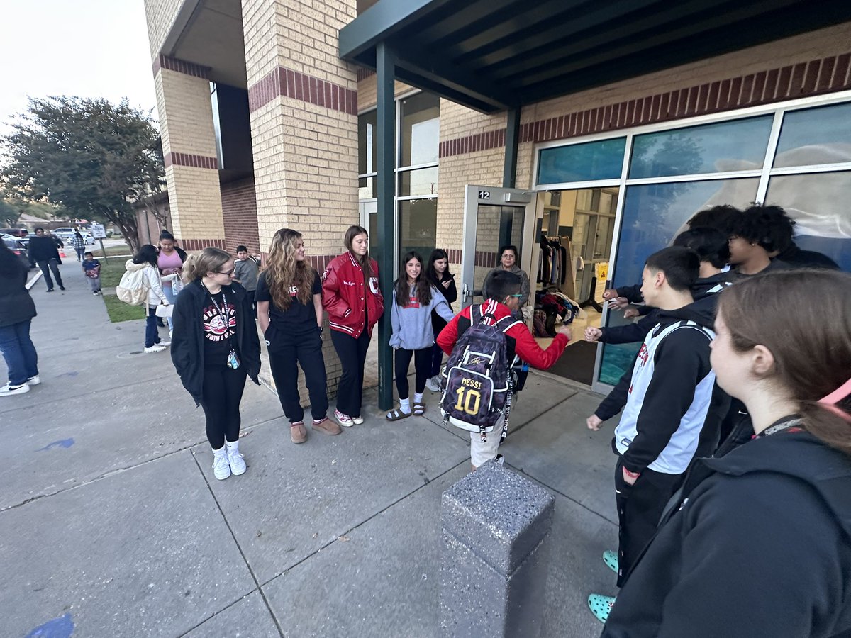 castillo_ac's tweet photo. Our Creekview Fall Sports were glad to Greet our future Mustangs at Davis Elementary. Thank you to Mrs Battle and Mrs Evans for allowing us to Greet your awesome Students @daviscfb @CFBISD @sulak @CkViewBoysHoops @CoachStowe40 @MustangAquatics @CViewWrestle @EldredgeWendy https://t.co/GTmz7l7jJi