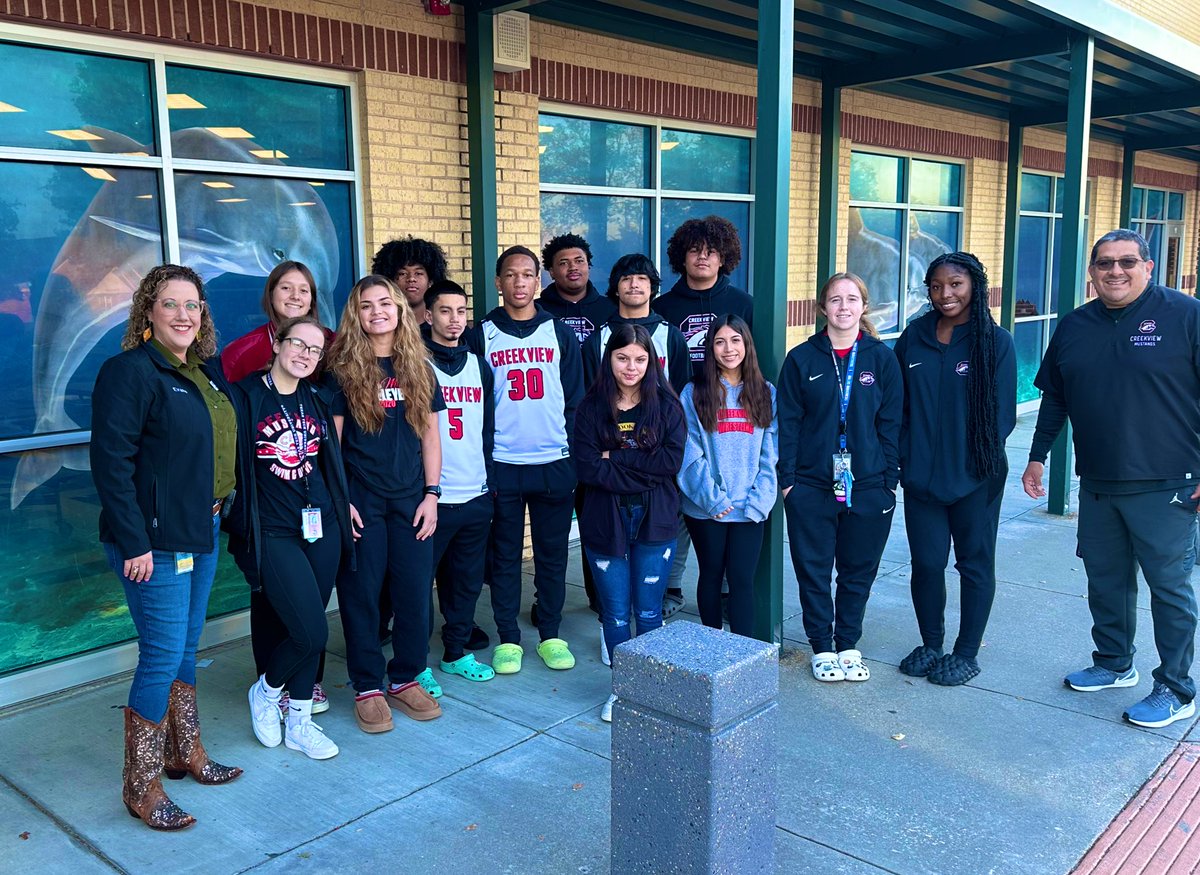 castillo_ac's tweet photo. Our Creekview Fall Sports were glad to Greet our future Mustangs at Davis Elementary. Thank you to Mrs Battle and Mrs Evans for allowing us to Greet your awesome Students @daviscfb @CFBISD @sulak @CkViewBoysHoops @CoachStowe40 @MustangAquatics @CViewWrestle @EldredgeWendy https://t.co/GTmz7l7jJi