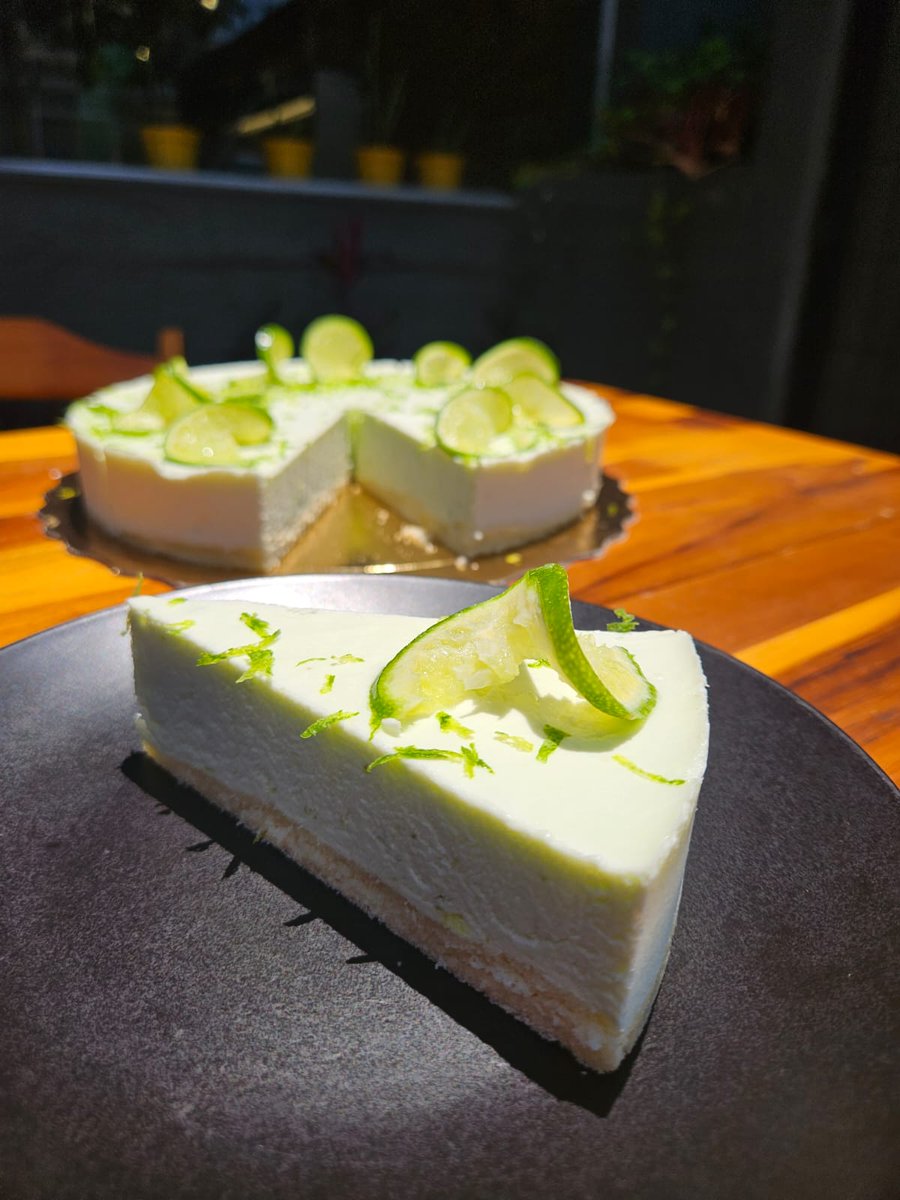 EvinhaDoces's tweet photo. SÓ ESSA SEMANA!!!

BOLO CAIPIRINHA!!! 🍋 🍋 🍋  Um pão-de-ló bem fino, coberto por mousse de limão com cachaça! 

Aqui na Evinha Doces, na Rua Estado de Israel 108, Vila Clementino. https://t.co/n39u2QCOBw