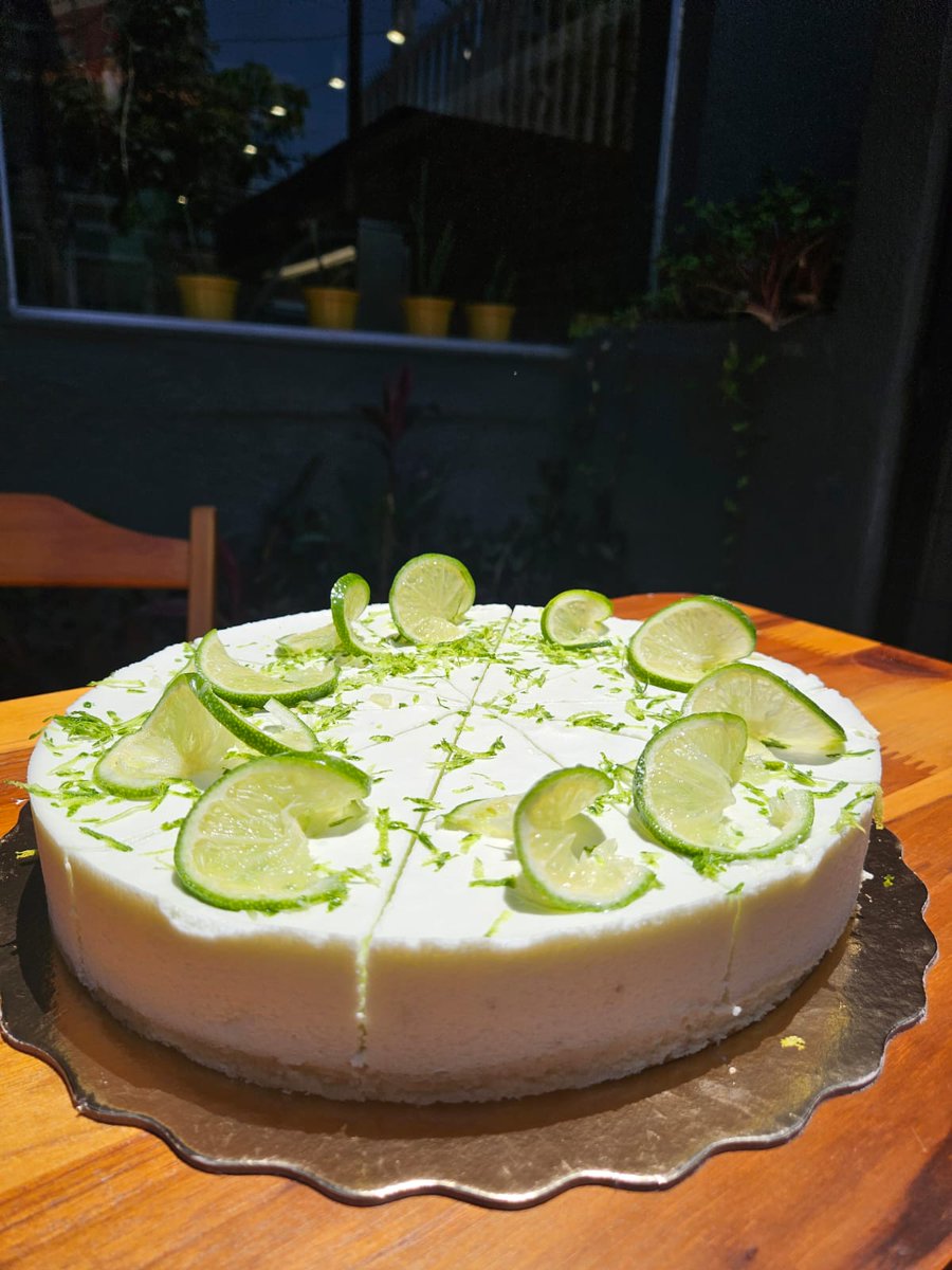EvinhaDoces's tweet photo. SÓ ESSA SEMANA!!!

BOLO CAIPIRINHA!!! 🍋 🍋 🍋  Um pão-de-ló bem fino, coberto por mousse de limão com cachaça! 

Aqui na Evinha Doces, na Rua Estado de Israel 108, Vila Clementino. https://t.co/n39u2QCOBw