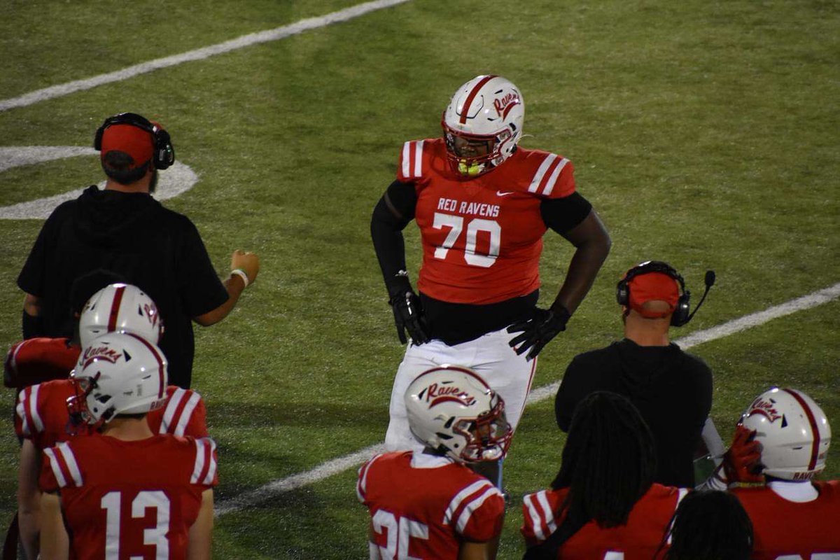 6’4 303 lbs OT/OG  Fall 2023 Highlights! 
hudl.com/v/2LsTps