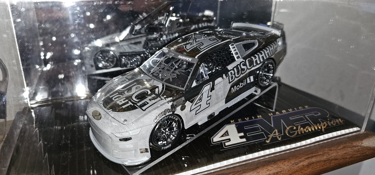 ChuckyLatham4's tweet photo. @Lionel_Racing @KevinHarvick the best Icon Elite in existence. Autoed by Kevin at RCRfan fest with 4EVER written underneath and the first one he had seen. He was blown away. So awesome to have it. https://t.co/mqTIoz5BNV
