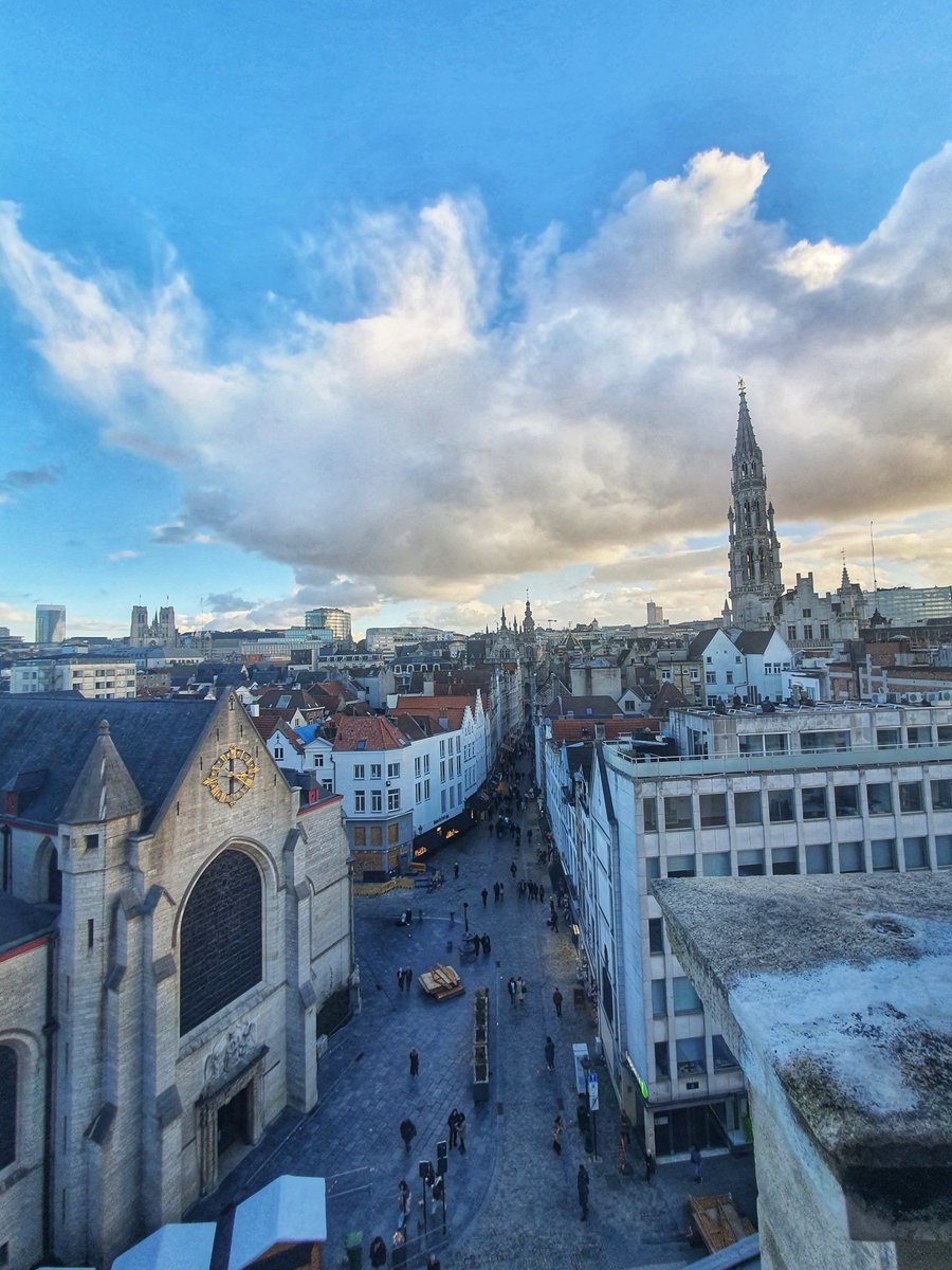 Vaernew1Marijke's tweet photo. On top of the roof 💙 15.25u
#debeurs
#mijnzichtnu
#hetweervandaag
#brusselvandaag https://t.co/YkunWQhmxn