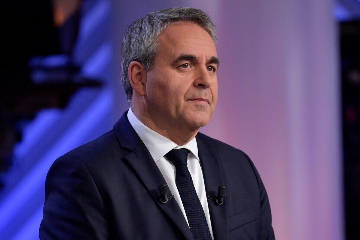 BFMTV's tweet photo. Xavier Bertrand propose que les auteurs d'actes antisémites regardent le film des attaques du Hamas
https://t.co/BOhSrMmDYT https://t.co/mYdjbIfQPS