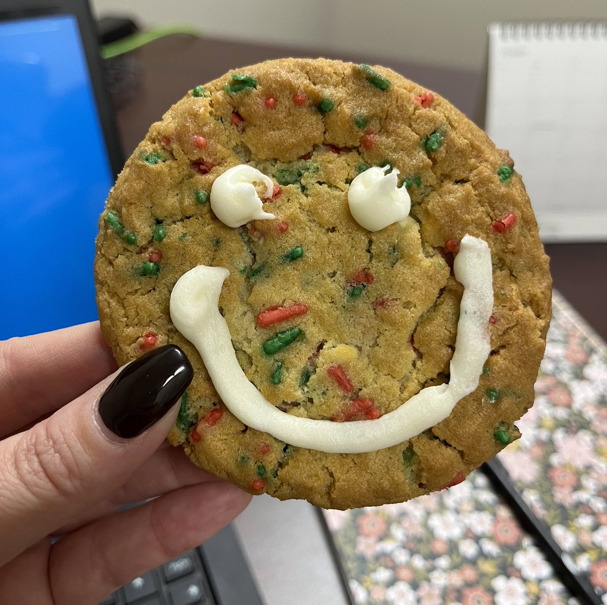 Holiday smile cookies are here! Go share some smiles 😊🎄
#SmileCookie