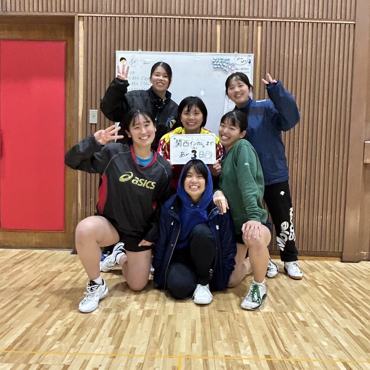 kinran00's tweet photo. 11.15（水）

関西インカレまであと3日！🔥
今日のメンバーは4年生です！
4年生は最後の関西インカレとなるので、みんなで一致団結しながら楽しく、優勝目指して頑張りたいと思います！✨🤝
応援よろしくお願いします！

 #千里金蘭大学バレーボール部
 #関西学連 https://t.co/l53HmEfW4G