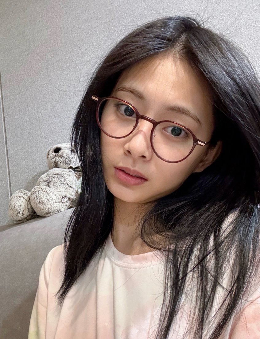 godmitzu's tweet photo. TZUYU IN SPECS IS SO PRETTY https://t.co/8B0fJOxYEb