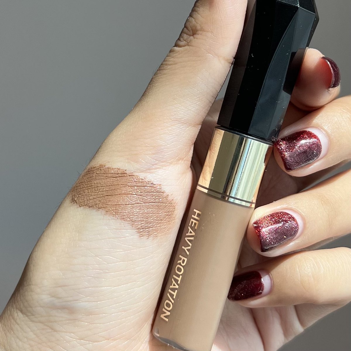 plengssp's tweet image. มาสคาร่าคิ้วของ Kissme สีกำลังดีมากเลย👀💖ปรับให้ขนคิ้วดูสีอ่อนลง หน้าดูละมุนขึ้น ในเซ็ทมีให้ 2 แท่งเลย เป็นลิมิตเต็ดเซทที่ไทย ไซส์ใหญ่กับไซส์มินิ ไว้พกพาได้ ขนคิ้วดูชัดขึ้น เรียงเส้นสวย ชอบๆๆ #Kissmethailand #Heavyrotation #มาสคาร่าคิ้ว