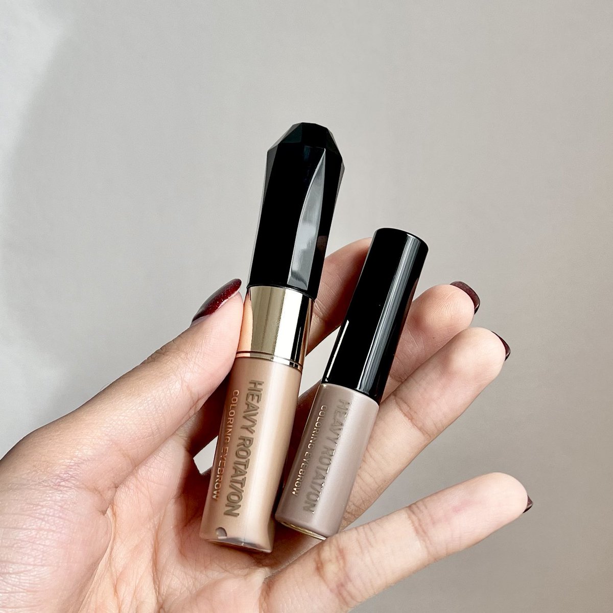 plengssp's tweet image. มาสคาร่าคิ้วของ Kissme สีกำลังดีมากเลย👀💖ปรับให้ขนคิ้วดูสีอ่อนลง หน้าดูละมุนขึ้น ในเซ็ทมีให้ 2 แท่งเลย เป็นลิมิตเต็ดเซทที่ไทย ไซส์ใหญ่กับไซส์มินิ ไว้พกพาได้ ขนคิ้วดูชัดขึ้น เรียงเส้นสวย ชอบๆๆ #Kissmethailand #Heavyrotation #มาสคาร่าคิ้ว